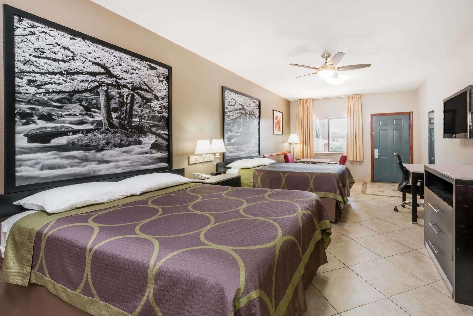 Super 8 Donna Hotel Bagian luar foto